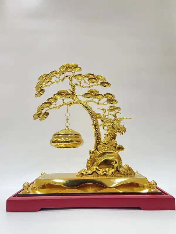 Cành Tùng Treo Trầm Mạ Vàng