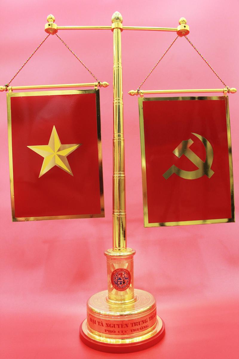 Mô hình cột cờ để bàn mạ vàng